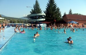 Noćno kupanje na bazenu uz rok band „Lajt motiv“