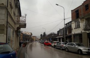 Postavljanje novogodišnje rasvete u toku