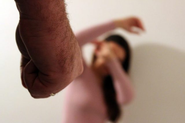 NAPAO-SUPRUGU-I-SNAJU-PA-GA-UHAPSILI-Porodicno-nasilje-u-Vladicinom-hanu-696x464